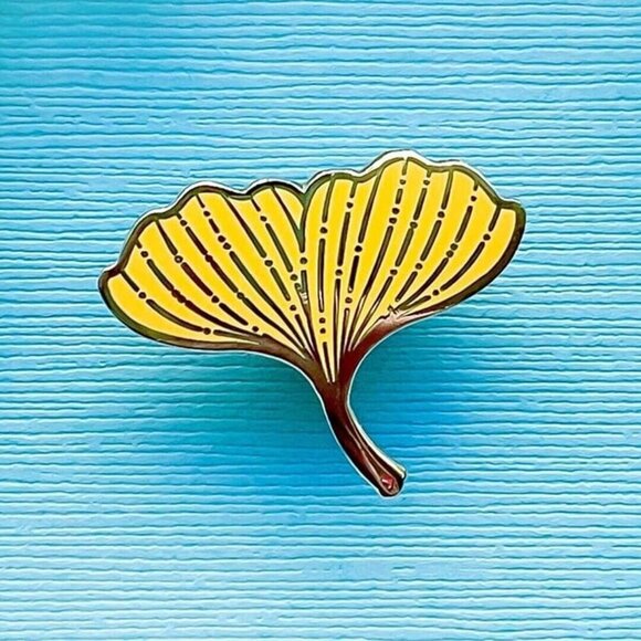 Ginkgo Biloba Leaf Enamel Pin - Gold Plated Nature Jewelry & Brooch - Picture 2 of 9